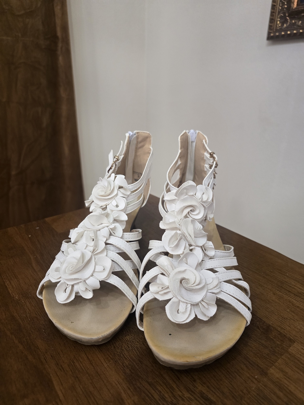 Alexis Leroy Women’s White Floral Strappy Wedge Sandals Size 39